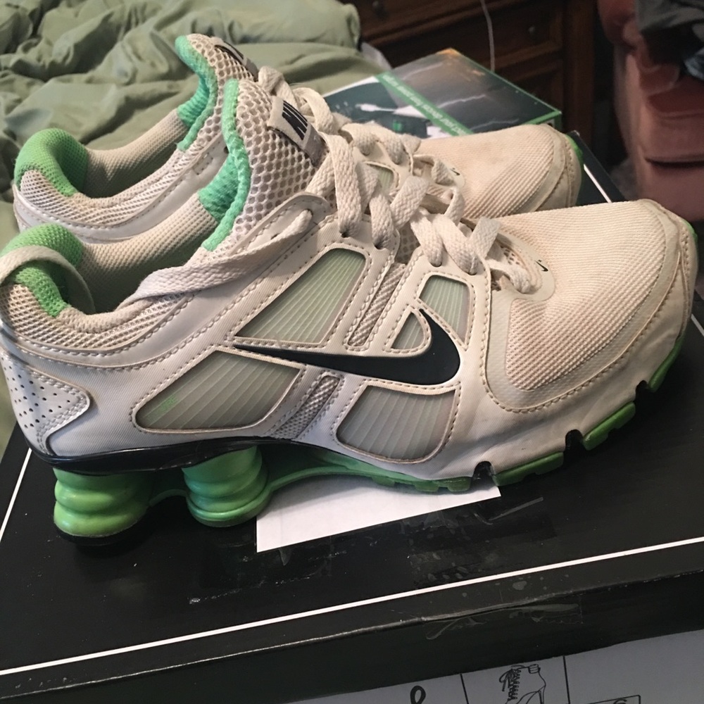 Size 6 Nike Shox